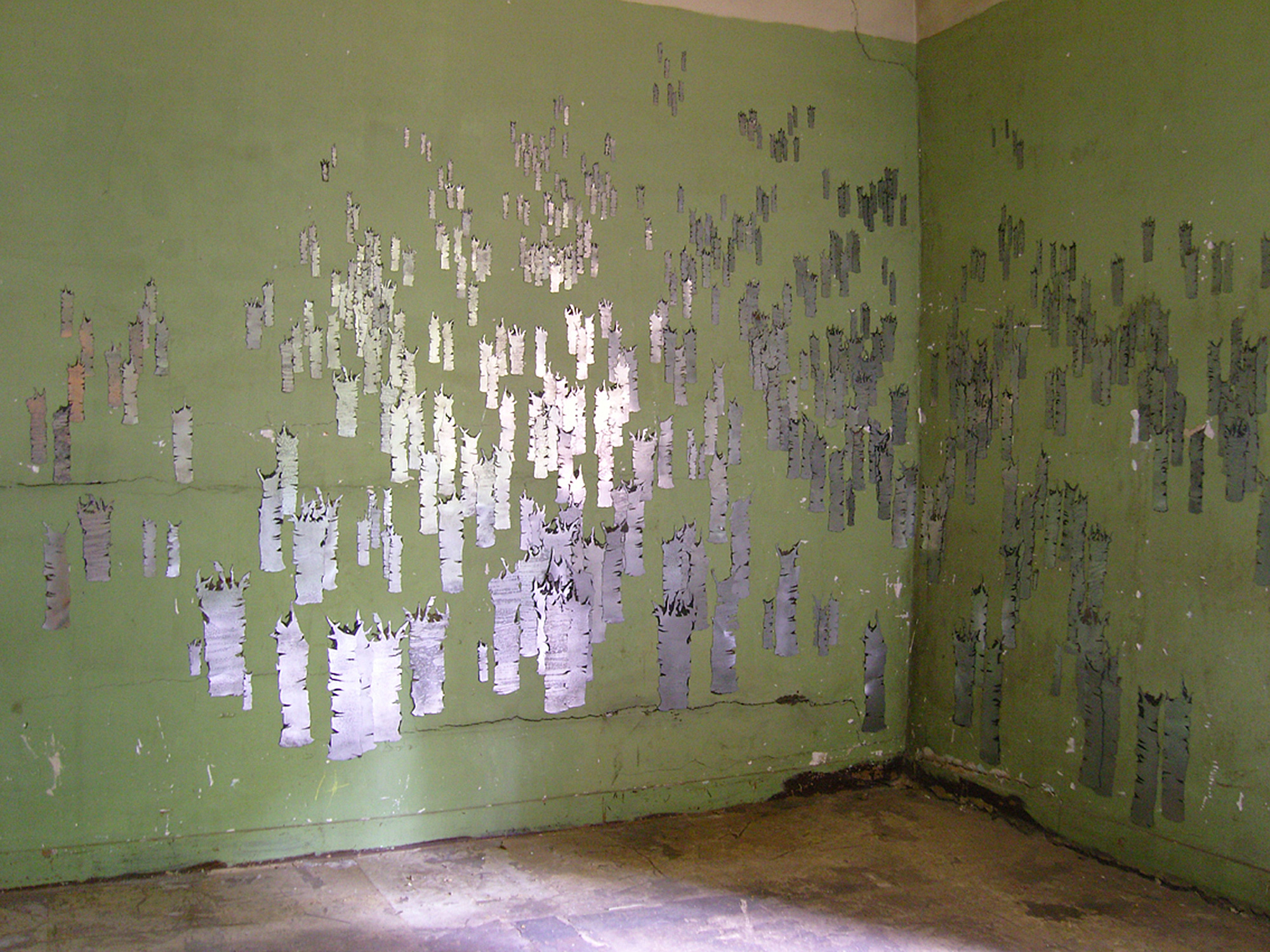 <i>état 1</i>, 2008, gravure/installation, multiple morceaux de zinc dessinés à l'acide, 350x500cm